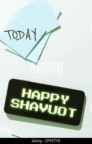 Testo che mostra l'ispirazione Happy Shavuot. Business concept vacanza ebraica commemorativa della rivelazione dei dieci Comandamenti Foto Stock