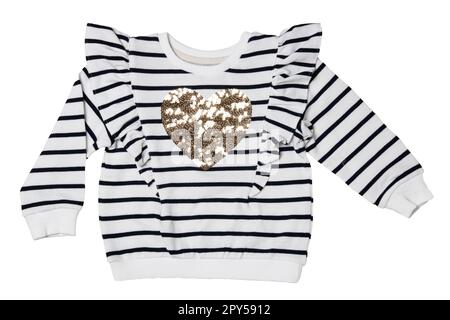 Abiti per bambini in primavera e autunno. Primo piano di un elegante pullover per bambina a righe bianche e nere con un cuore isolato su uno sfondo bianco. Moda invernale o estiva per bambini. Foto Stock