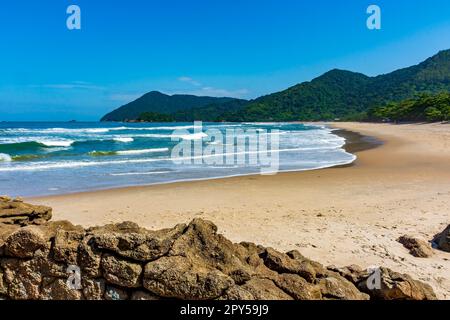 Splendida spiaggia di Bertioga sulla costa nord dello stato di San Paolo Foto Stock