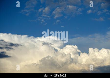 nuvole cumulus, nuvole puffy, cluster di nuvole bianche colte, città e grandi nuvole. Foto Stock