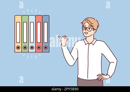 L'addetto all'ufficio punta il dito sulle cartelle multicolore per i documenti. Il tipo nei vestiti di affari dà il consiglio sull'individuazione dei rapporti o raccomanda il sistema fo Foto Stock