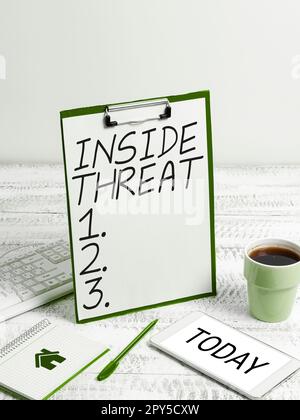 Cartello che mostra la minaccia interna. Foto concettuale informazioni che solo un addetto all'interno avrebbe informazioni reali Foto Stock