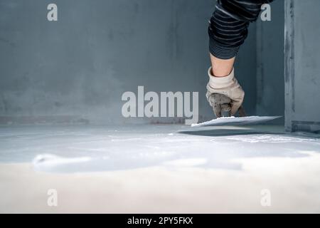 impermeabilizzazione del pavimento del bagno in un nuovo edificio Foto Stock