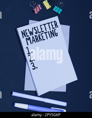 Visualizzazione concettuale Newsletter Marketing. Parola scritta su atto di invio di un messaggio commerciale al cliente Foto Stock