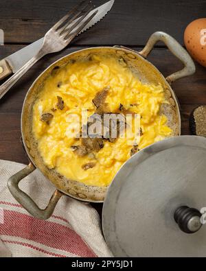 Uova strapazzate con tartufi neri freschi italiani serviti in padella, colazione da buongustai Foto Stock