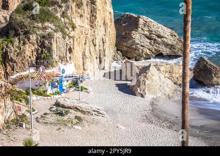 Spiaggia idilliaca con vista panoramica di Nerja Foto Stock