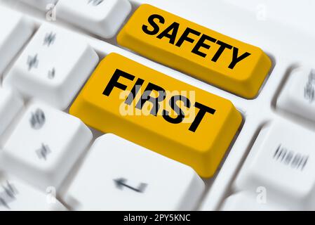Testo della scrittura prima di tutto la sicurezza. Foto concettuale evitare qualsiasi rischio inutile vivere sicuro prestare attenzione prestare attenzione Foto Stock
