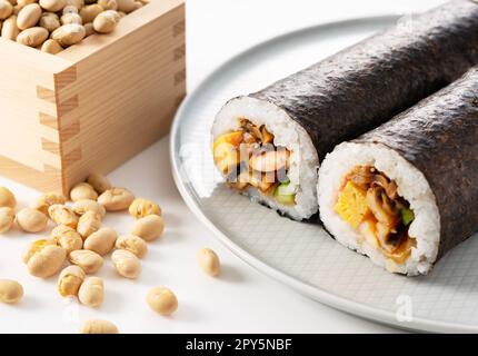 Panini EHO-maki e soia per lanciare i fagioli su sfondo bianco. Foto Stock