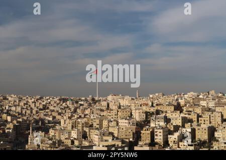 Bandiera giordana sullo skyline di Amman, Giordania Foto Stock