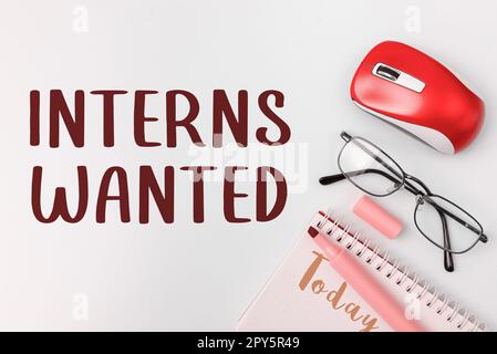 Scrittura a mano di testo interns voluto. Concetto di Internet cercando sul tirocinante di lavoro part-time studente Foto Stock