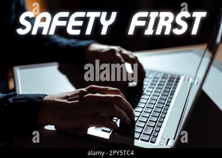 Didascalia di testo che presenta prima la sicurezza. Parola per evitare qualsiasi rischio non necessario vivere in modo sicuro prestare attenzione Foto Stock