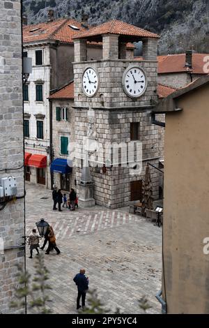 Cattaro, Montenegro, 9 aprile 2023: La Torre dell'Orologio (17th ° secolo), uno dei simboli della Città Vecchia situato sulla Piazza delle armi Foto Stock