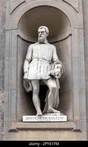 Firenze, Toscana, Italia. Statua di Piazzale degli Uffizi di Benvenuto Cellini, 1500-1571. Oreficeria italiana, scultore, artista. Il centro storico Foto Stock