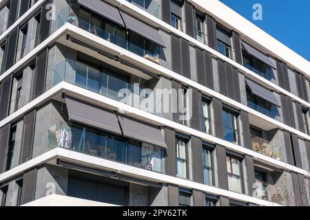 Moderno edificio bianco di appartamenti visto a Badalona, Spagna Foto Stock