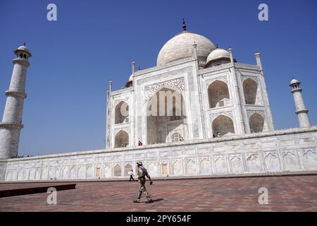 Agra, India. 21st Apr, 2023. Un personale di sicurezza passa davanti al Taj Mahal mentre tiene un orologio sui dintorni durante le celebrazioni di Eid al-Fitr ad Agra, India il 22 aprile 2023. (Foto di Mayank Makhija/NurPhoto)0 Credit: NurPhoto SRL/Alamy Live News Foto Stock