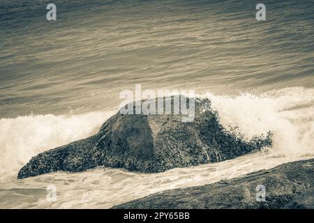 Rocce onde Praia Lopes Mendes spiaggia Ilha Grande isola Brasile. Foto Stock