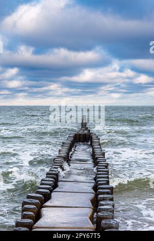 Groyne e onde sulla riva del Mar Baltico ad Ahrenshoop, Germania Foto Stock