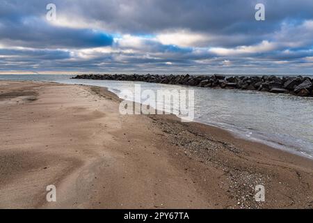 Breakwater sulla riva del Mar Baltico ad Ahrenshoop, Germania Foto Stock