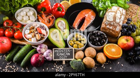 Prodotti alimentari che rappresentano la dieta mediterranea Foto Stock