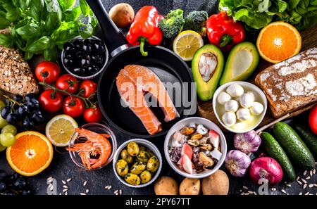 Prodotti alimentari che rappresentano la dieta mediterranea Foto Stock