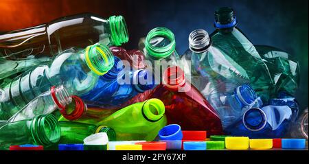 Bottiglie per bevande colorate vuote. Rifiuti di plastica riciclabili Foto Stock