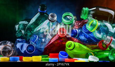 Bottiglie per bevande colorate vuote. Rifiuti di plastica riciclabili Foto Stock