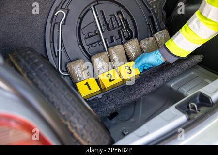 La polizia sequestro di droga nel bagagliaio di un'auto durante arresto del traffico Foto Stock