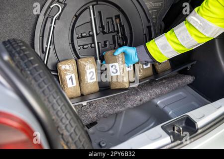 La polizia sequestro di droga nel bagagliaio di un'auto durante arresto del traffico Foto Stock