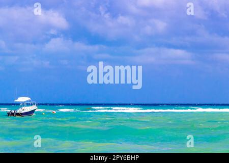 Barche, yacht, molo e spiaggia a Playa del Carmen, Messico. Foto Stock