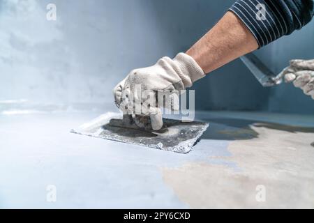 impermeabilizzazione del pavimento del bagno in un nuovo edificio Foto Stock