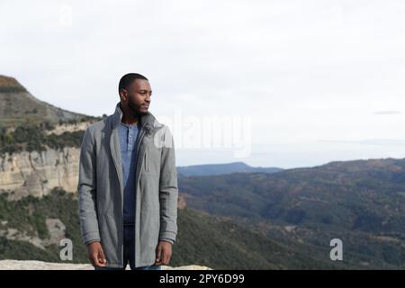 Uomo nero che contempla in inverno Foto Stock