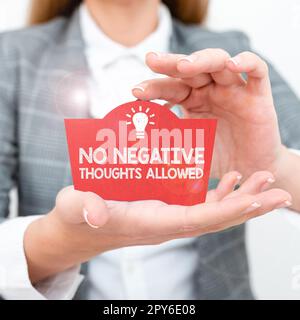Segno che mostra Nessun pensiero negativo consentito. Parola scritta su sempre positivo motivati ispirati buone vibrazioni Foto Stock