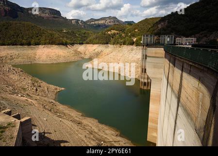 Sau, Spagna - 28 aprile 2023: La diga del serbatoio di Sau è considerata come la siccità causata dal cambiamento climatico causa carenze idriche in Spagna e in Europa. Foto Stock
