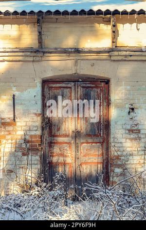 Primo piano vecchia vernice che sbuccia la porta di un edificio abbandonato concetto di fotografia esterna Foto Stock