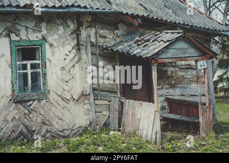 Primo piano rotto casa rurale portico concetto foto Foto Stock