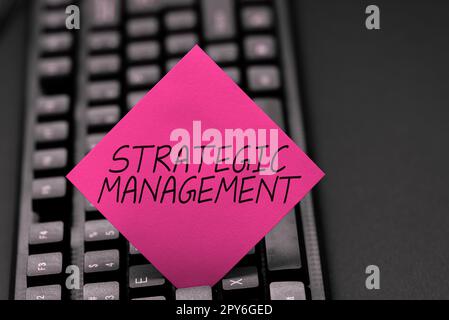 Cartello che mostra Strategic Management. Parola scritta sulla formulazione e l'attuazione degli obiettivi principali Foto Stock