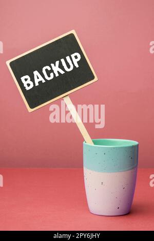 Scrittura a mano segno Backup. Parola scritta sulla copia del file o su altri dati dell'elemento creati nel caso in cui l'originale venga perso danneggiato Foto Stock