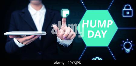 Scrittura a mano segno Hump Day. Concettuale foto arrampicata su una collina proverbiale per passare attraverso una settimana dura Mercoledì Foto Stock