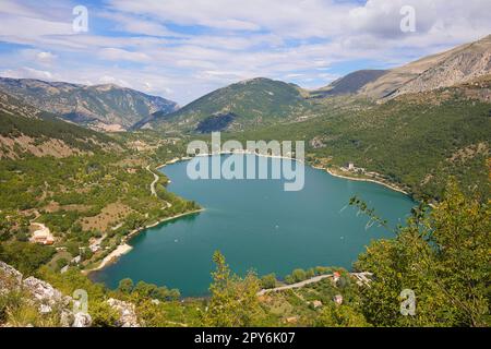 Il Lago di Scanno è un lago a forma di cuore in Abruzzo. Foto Stock