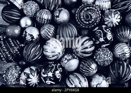 Appartamento natalizio con decorazioni natalizie e bellissime palle natalizie. Natale. Buon anno e buon Natale. Foto monocromatica in bianco e nero con filtro blu. Sfondo STILL Life Foto Stock