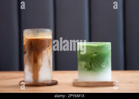 Latte freddo e matcha greentea ghiacciati su un tavolo di legno Foto Stock