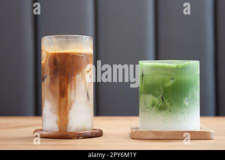 Latte freddo e matcha greentea ghiacciati su un tavolo di legno Foto Stock