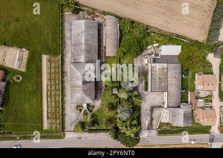 Un'unica ripresa aerea che cattura una singola, affascinante casa direttamente dall'alto in un pittoresco villaggio italiano Foto Stock