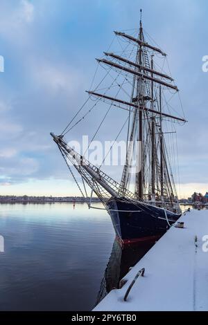 Nave a vela nel porto cittadino della città di Rostock, Germania Foto Stock