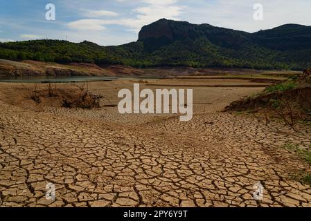 Terra bruciata e zolle di terra sono viste su terra asciutta causata dalla siccità e dalla mancanza di pioggia dovuto il cambiamento climatico. Concetto di carenza idrica e clima cr Foto Stock