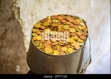 dona la collezione di metallo con molte piccole monete europee Foto Stock