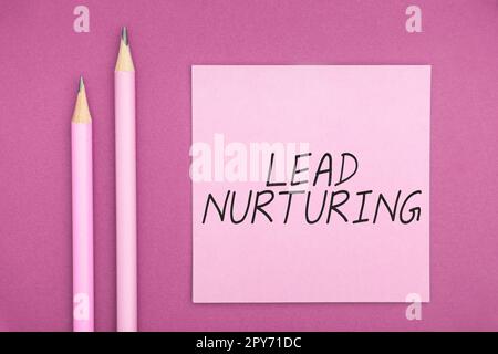 Didascalia concettuale Lead Nurturing. Parola per metodo di costruzione di un rapporto con i clienti potenziali Foto Stock