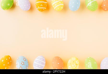 Uova di pasqua isolate su sfondo pastello con spazio copia Foto Stock
