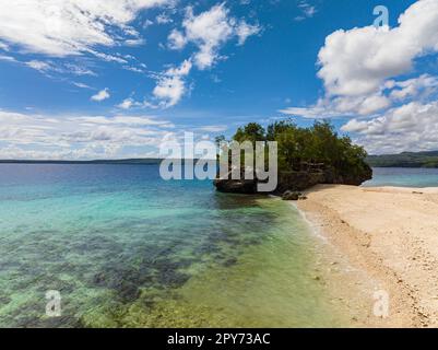 Riprese volanti sull'isola desiderata. Salagdoong Beach Seascape. Siquijor, Filippine. Foto Stock