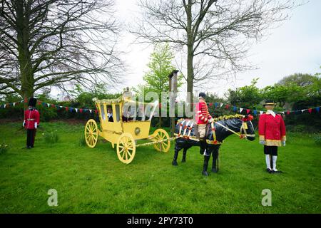 Un'esposizione stradale in anticipo dell'imminente incoronazione del re Carlo III è stata vista a Cheshire, Regno Unito, 28th aprile 2023. Credit: Jon Super/Alamy Live News. Foto Stock